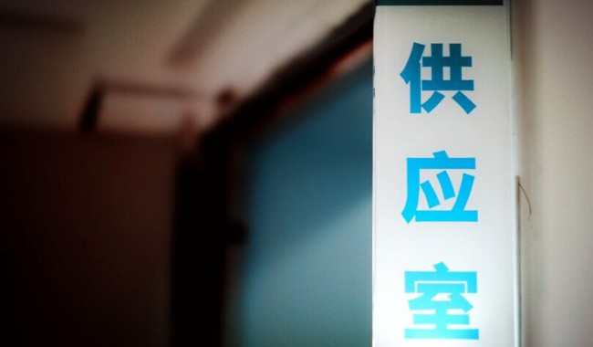 边缘上的医护人员