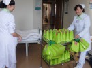 中秋佳节，人们都盼望着和家人团圆，9月26日，我院为在医院住院治疗的病人发放月饼，提前祝他们中秋快乐，并祝愿他们早日康复。