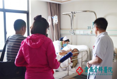 老人摔骨折送医救治，云南骨科帮寻老人家属