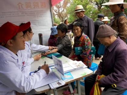 医生为市民免费测量血压，给市民发放健康手册