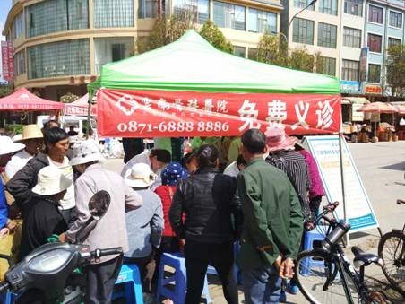 看到免费义诊，许多市民停下脚步查看原因