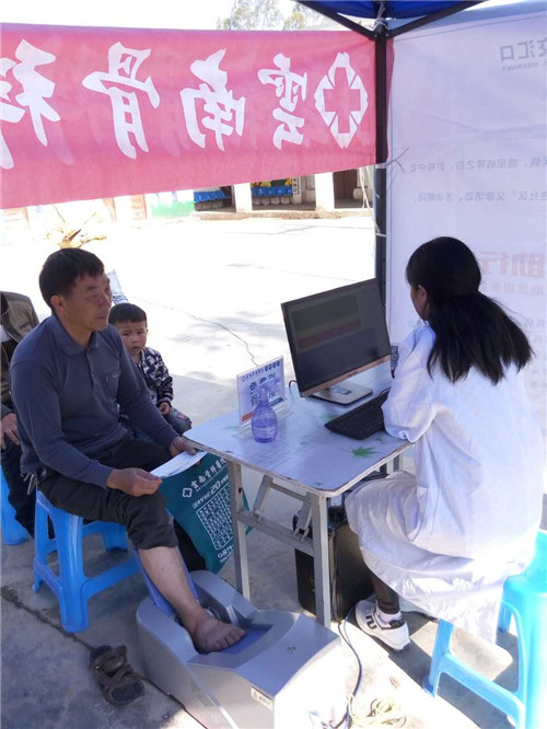 医务人员为村名测量骨密度
