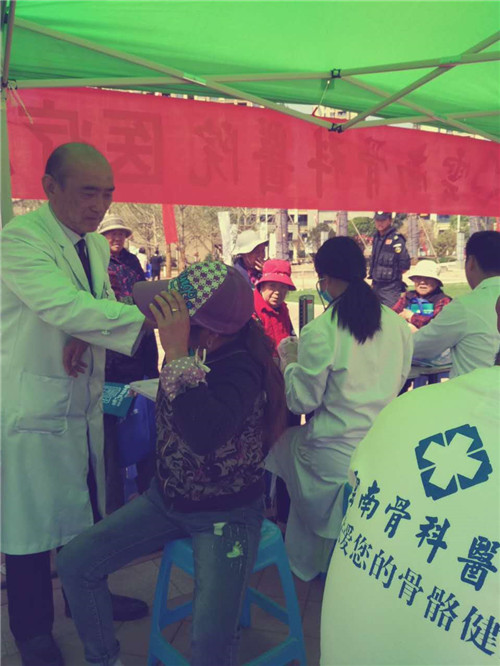 刘东平主任正在给市民检查身体