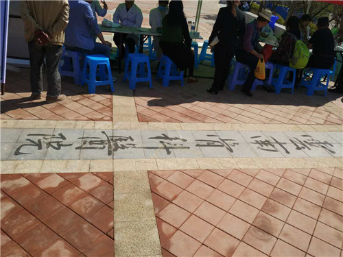 一位书法爱好者向医生咨询完后，沾水写下来“云南骨科医院”六个漂亮的大字
