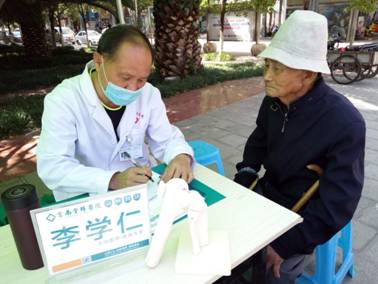 李学仁医生做相应的检查登记