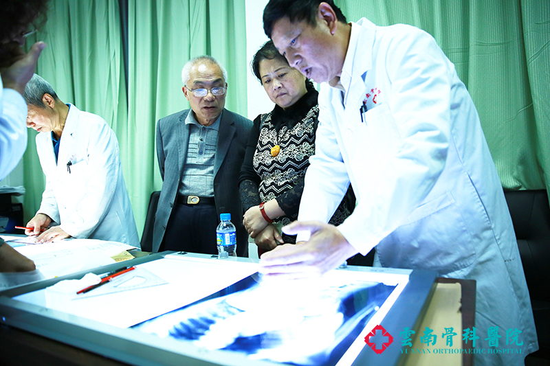 救助青少年特发性脊柱侧凸矫治公益活动，我们一直在路上。2016年10月22日，“曲靖市(麒麟区、宣威市)贫困儿童青少年特发性脊柱侧凸矫治公益性救助工作研究会”在曲靖市麒麟区召开 (4)