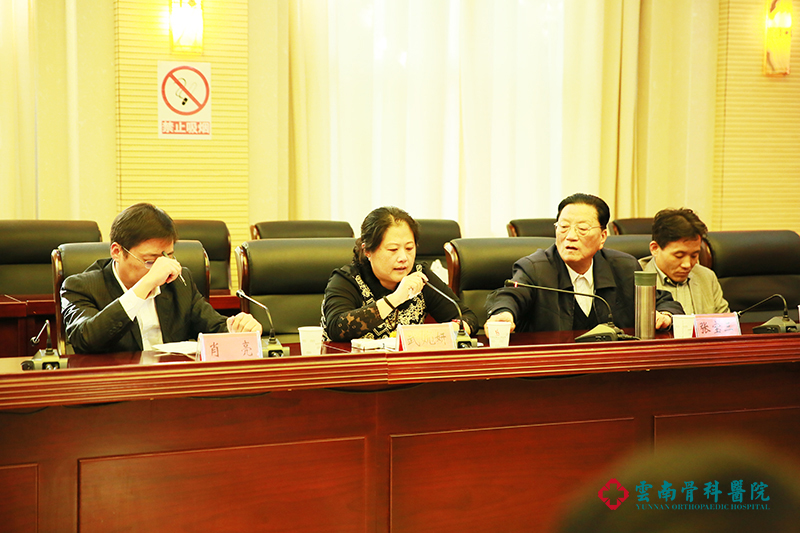 救助青少年特发性脊柱侧凸矫治公益活动，我们一直在路上。2016年10月22日，“曲靖市(麒麟区、宣威市)贫困儿童青少年特发性脊柱侧凸矫治公益性救助工作研究会”在曲靖市麒麟区召开 (7)