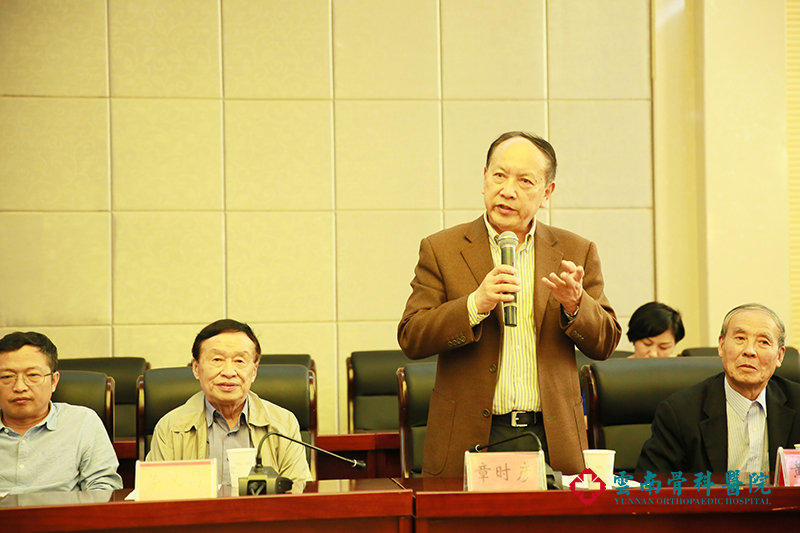 救助青少年特发性脊柱侧凸矫治公益活动，我们一直在路上。2016年10月22日，“曲靖市(麒麟区、宣威市)贫困儿童青少年特发性脊柱侧凸矫治公益性救助工作研究会”在曲靖市麒麟区召开 (8)